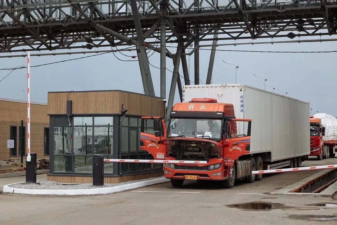 Поток машин по международному мосту через пункт пропуска Кани-Курган вырос почти вдвое