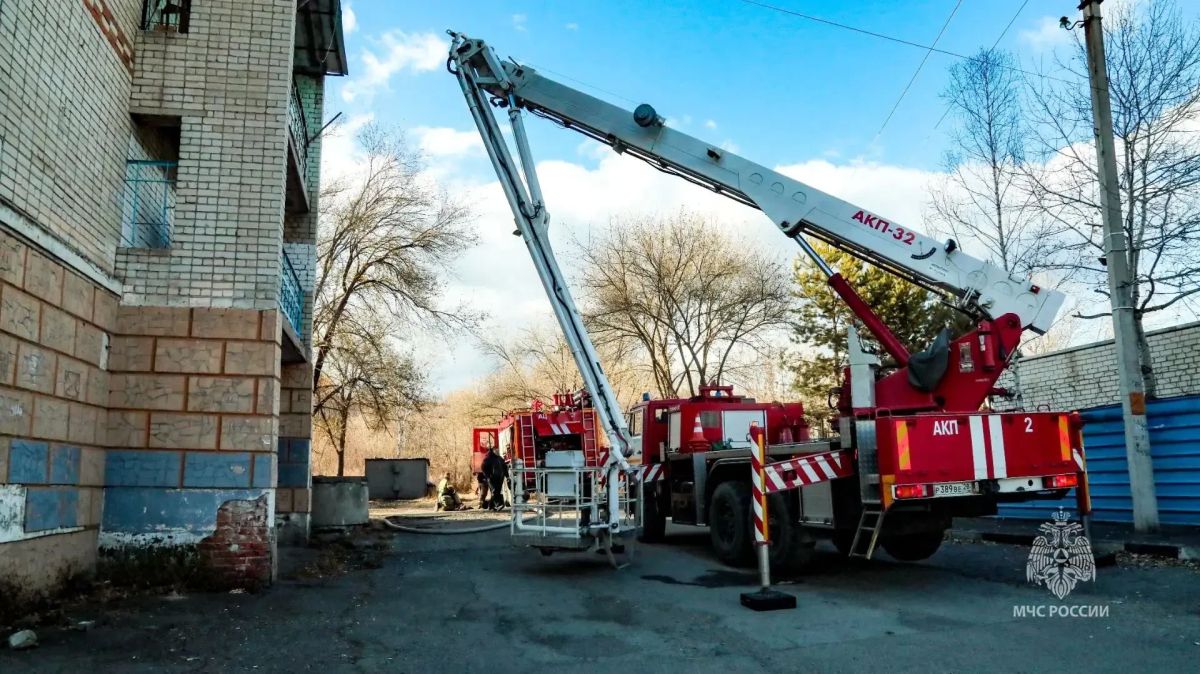 В Благовещенске при пожаре в пятиэтажке эвакуировали 40 человек В Благовещенске при пожаре в пятиэтажке эвакуировали 40 человек