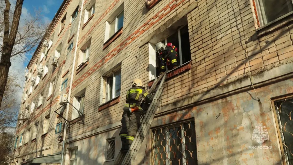 В Благовещенске при пожаре в пятиэтажке эвакуировали 40 человек
