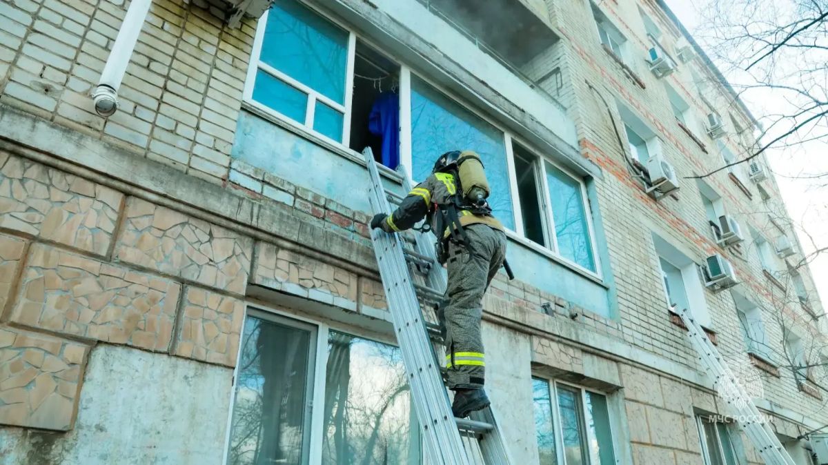 В Благовещенске при пожаре в пятиэтажке эвакуировали 40 человек В Благовещенске при пожаре в пятиэтажке эвакуировали 40 человек
