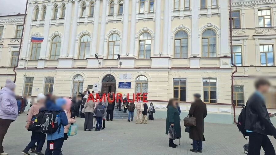 В амурской столице около 12 часов дня эвакуировали из школы учеников и педагогов Алексеевской гимназии
