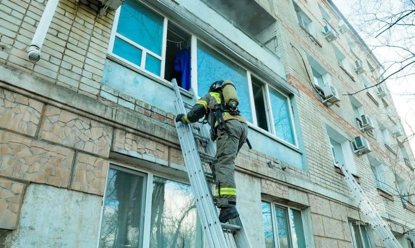 Люди с балконов звали на помощь: в Благовещенске произошел пожар в доме на улице Нагорной