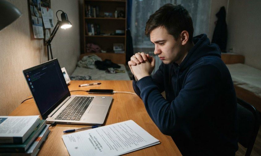 Студент из Благовещенска читал переписку знакомой с помощью вредоносной программы