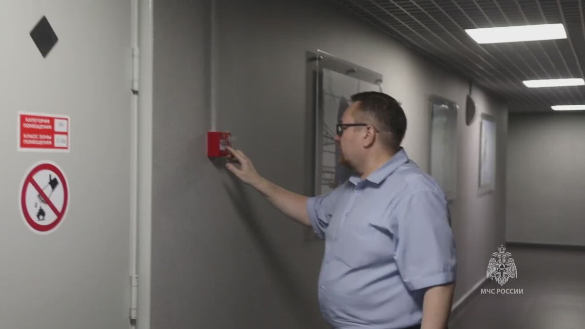 Сирена, эвакуация и дым на третьем этаже