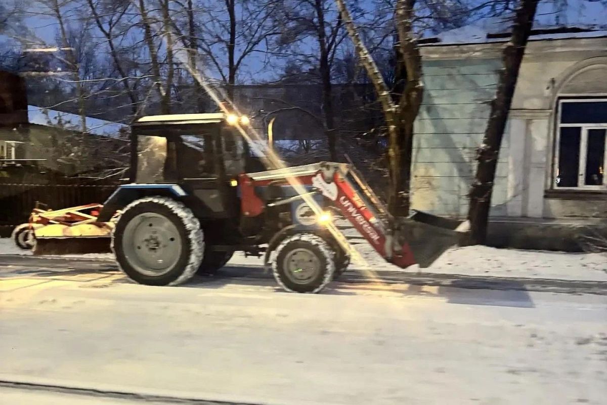 В Свободном борются с последствиями снегопада В Свободном борются с последствиями снегопада