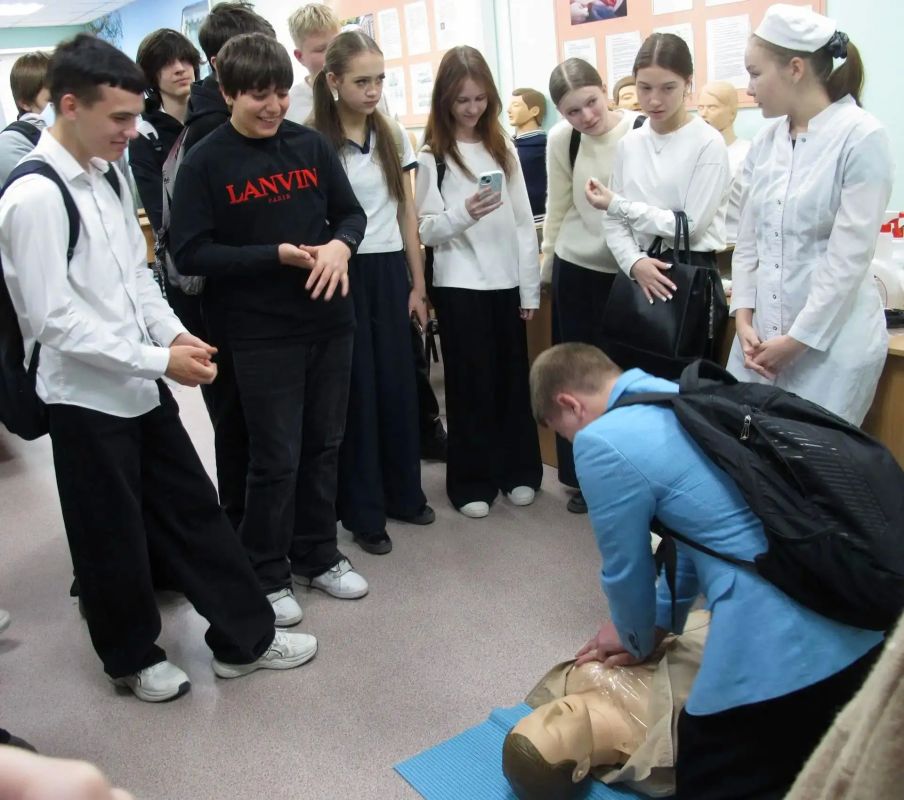 Больше 180 школьников города "примерили" на себя профессию медика в стенах Амурского медицинского колледжа Больше 180 школьников города "примерили" на себя профессию медика в стенах Амурского медицинского колледжа
