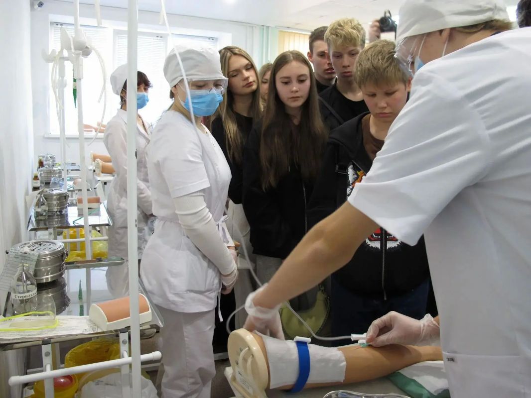 Больше 180 школьников города "примерили" на себя профессию медика в стенах Амурского медицинского колледжа Больше 180 школьников города "примерили" на себя профессию медика в стенах Амурского медицинского колледжа