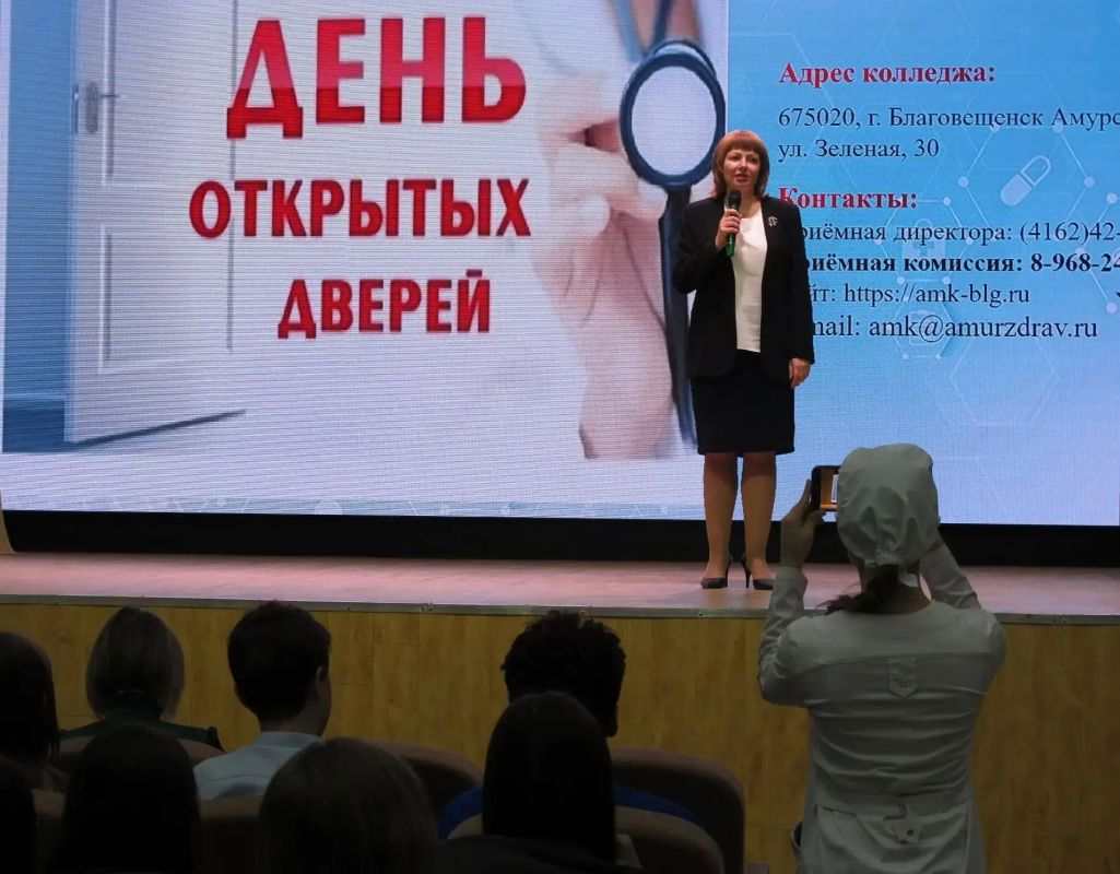Больше 180 школьников города "примерили" на себя профессию медика в стенах Амурского медицинского колледжа