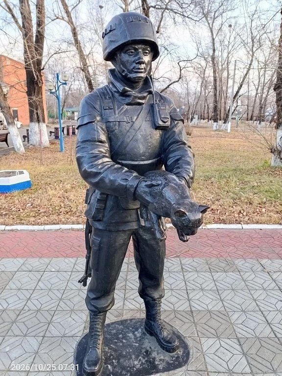 В Белогорске вандалы пытались нацарапать пентаграмму на памятнике вежливому солдату
