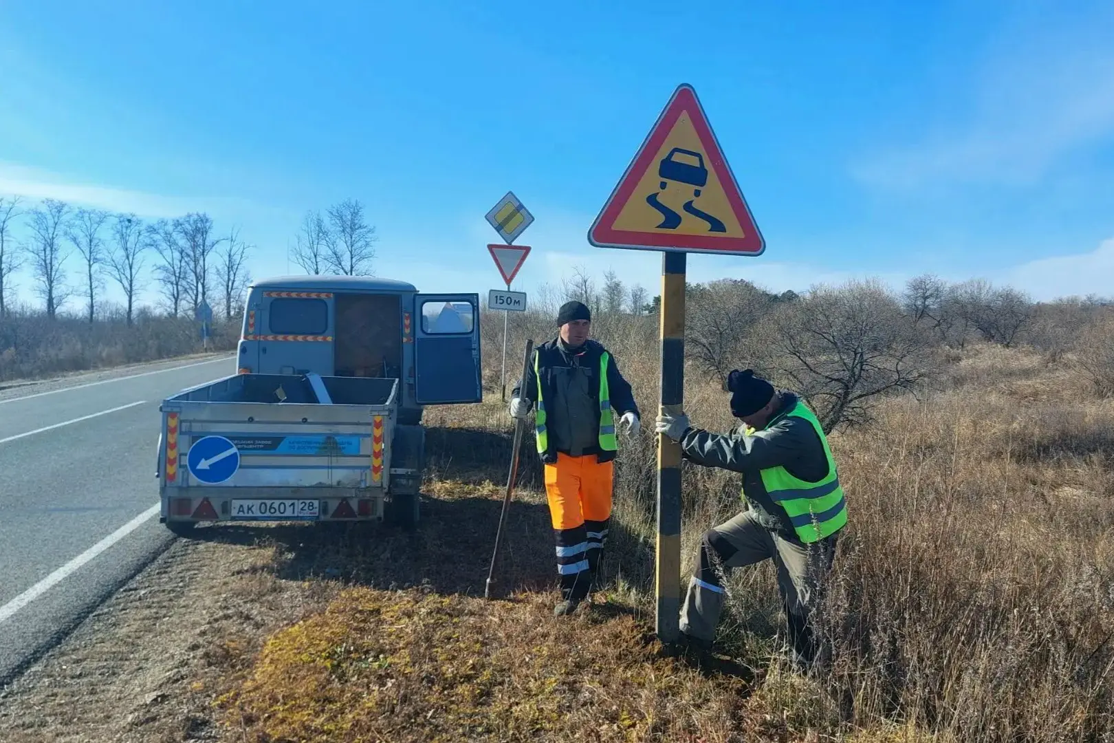 Смотрим на знаки Дорожники устанавливают указатели «Скользкая дорога» в преддверии снегопада