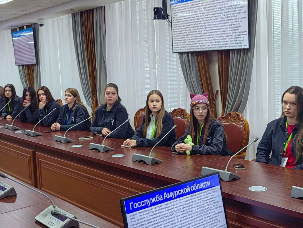 Школьникам из «Движения первых» показали госслужбу изнутри Школьникам из «Движения первых» показали госслужбу изнутри