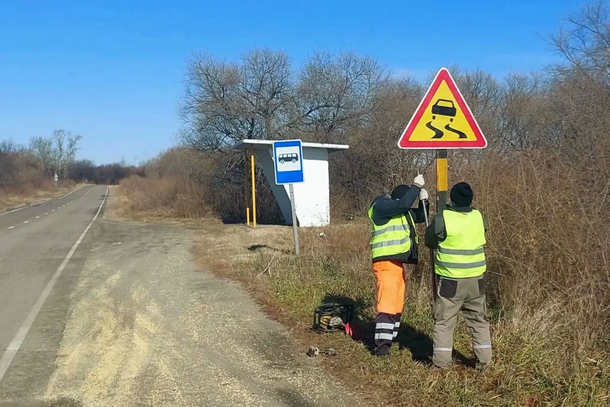 Смотрим на знаки Дорожники устанавливают указатели «Скользкая дорога» в преддверии снегопада Смотрим на знаки Дорожники устанавливают указатели «Скользкая дорога» в преддверии снегопада