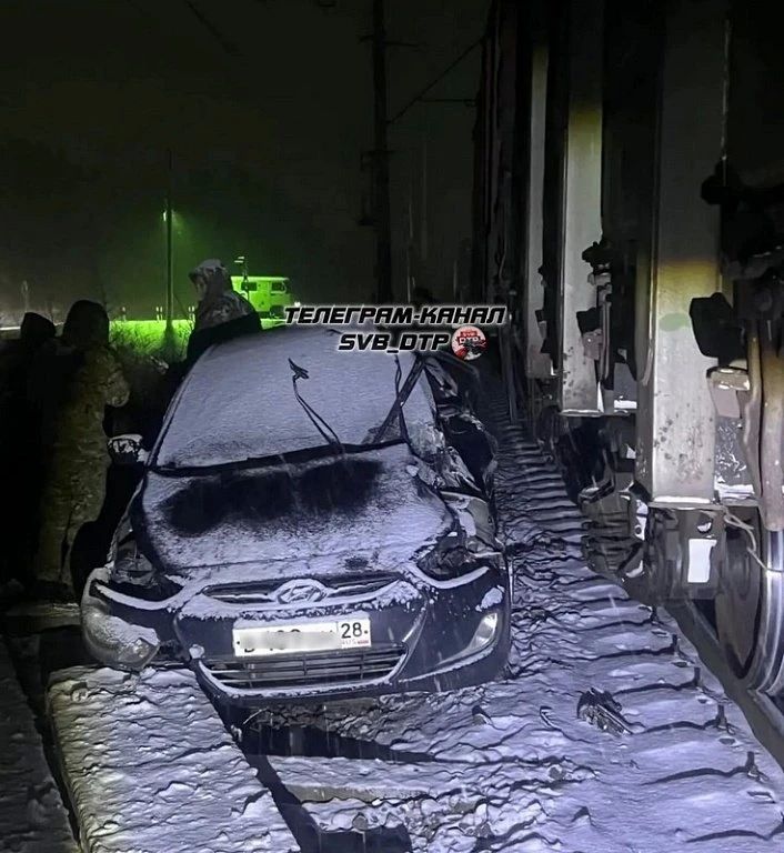 В Приамурье грузовой поезд столкнулся с машиной на переезде В Приамурье грузовой поезд столкнулся с машиной на переезде