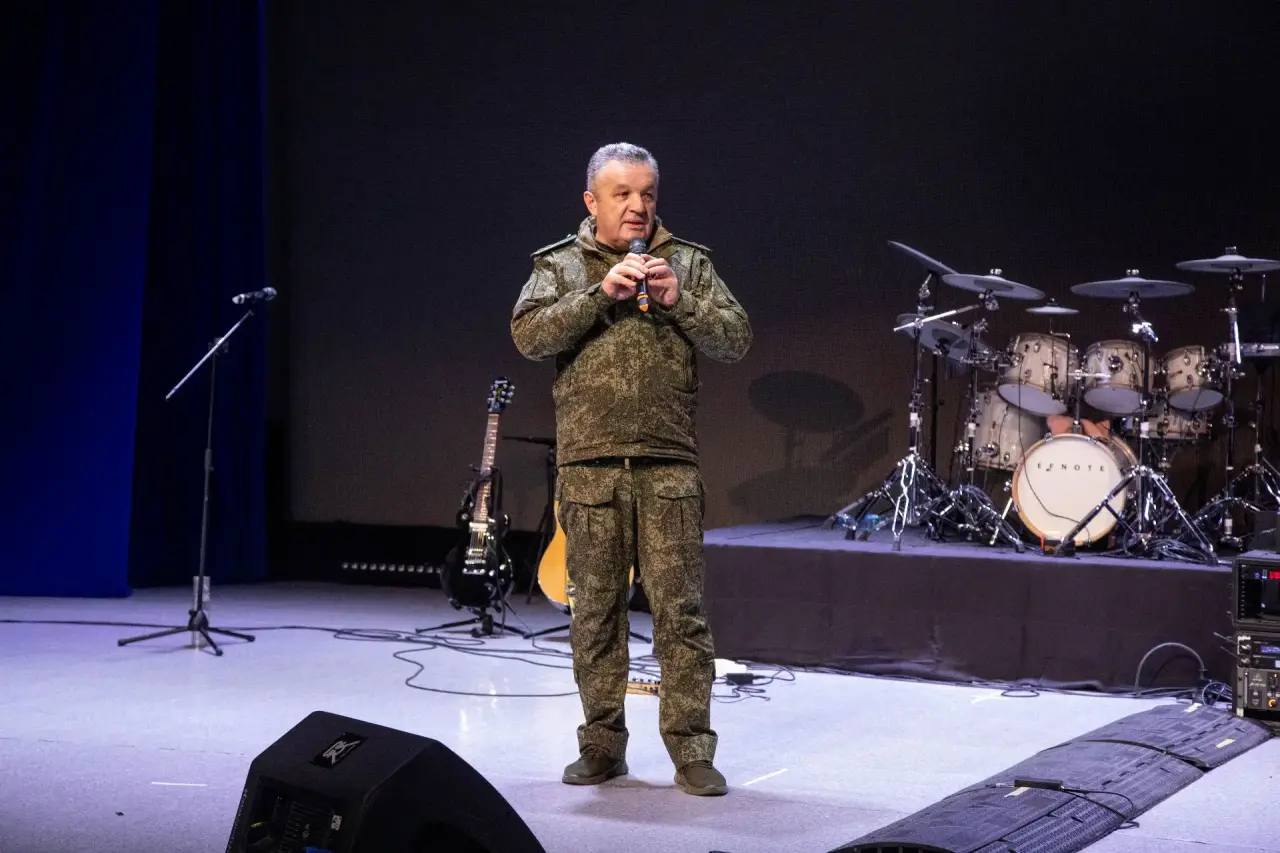 Василий Орлов: Вместе с заместителем командующего войсками Восточного военного округа Романом Борисовичем Грековым наградили военнослужащих и волонтёров, помогающих спецоперации
