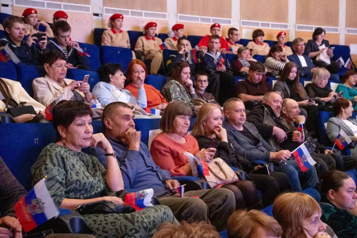 Василий Орлов: Вместе с заместителем командующего войсками Восточного военного округа Романом Борисовичем Грековым наградили военнослужащих и волонтёров, помогающих спецоперации Василий Орлов: Вместе с заместителем командующего войсками Восточного военного округа Романом Борисовичем Грековым наградили военнослужащих и волонтёров, помогающих спецоперации