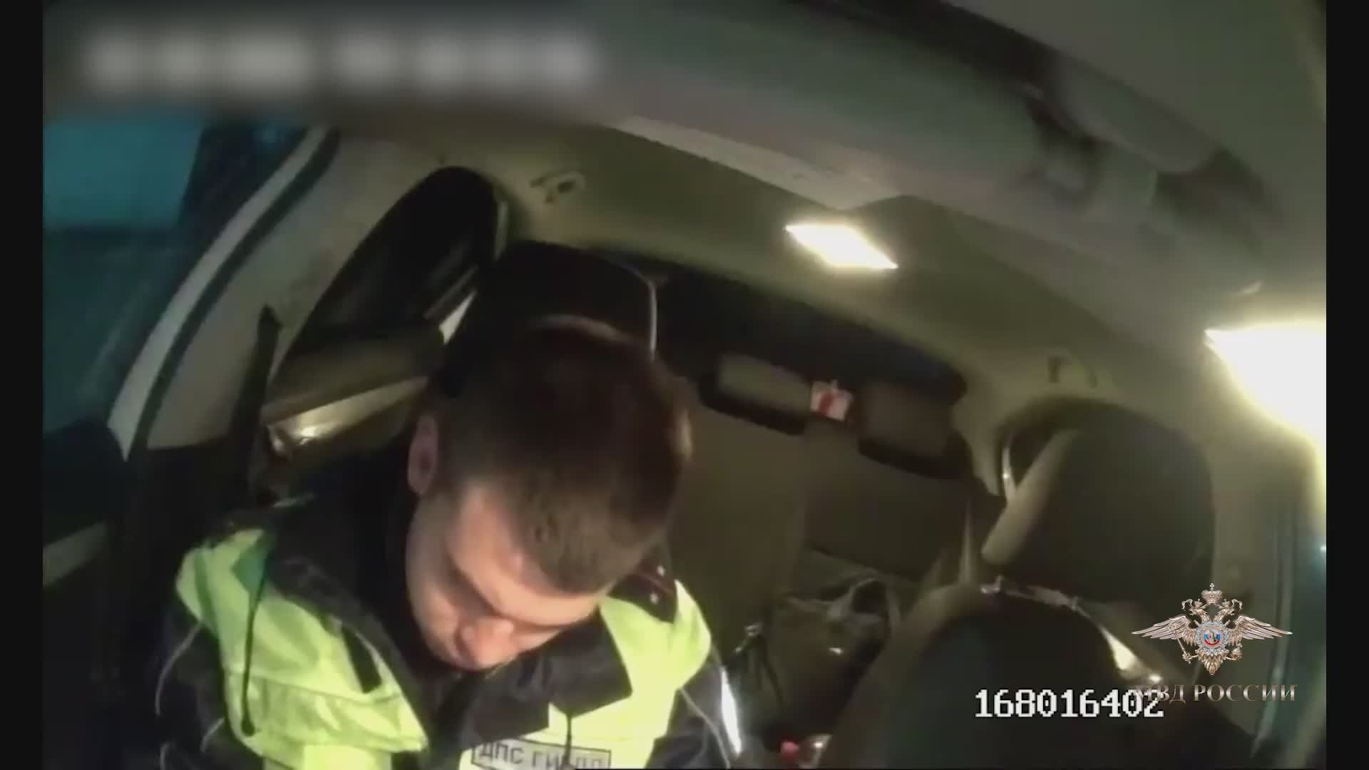 «Ребенок умирает!»: полицейские доставили в АОДКБ маму с задыхающимся малышом