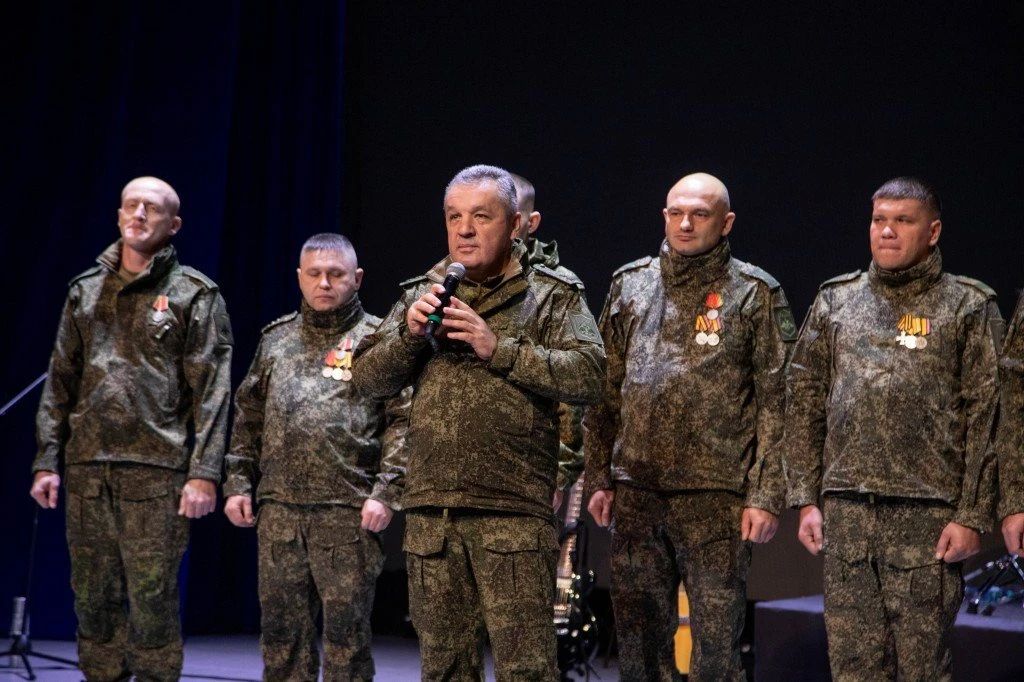 Военнослужащим 35-й армии и волонтёрам Приамурья вручили награды Военнослужащим 35-й армии и волонтёрам Приамурья вручили награды